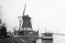 843234 Gezicht op de stellingkorenmolen 'De Ruiter' (Nigtevechtseweg 8) te Vreeland, met rechts een woonboot in de Vecht.